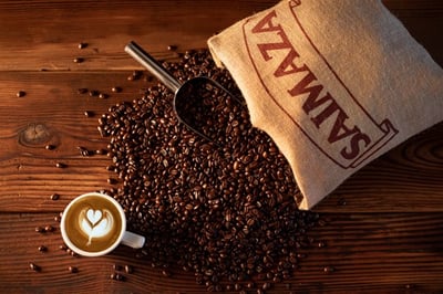 Granos de café Saimaza y taza de café