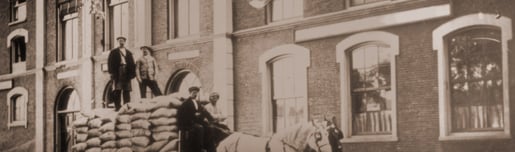 Hombres en un carruaje de caballos