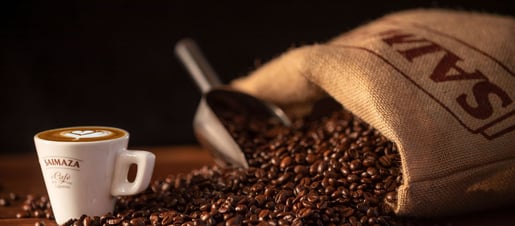 Granos de café Saimaza y taza de café
